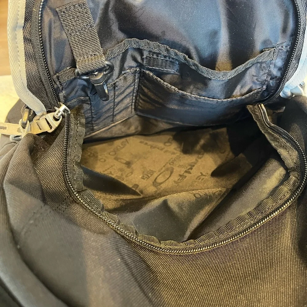 Oakley Streetman pack 2.0 black with gray trim